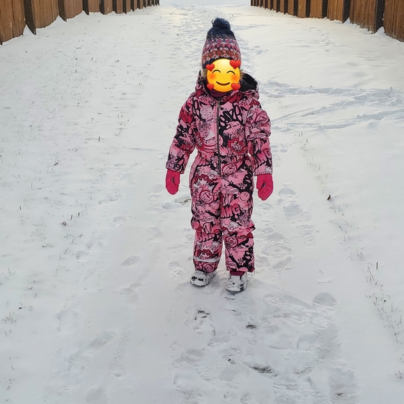 Pilguni girls pink and black snowsuit and gloves. - Picture 16 of 16